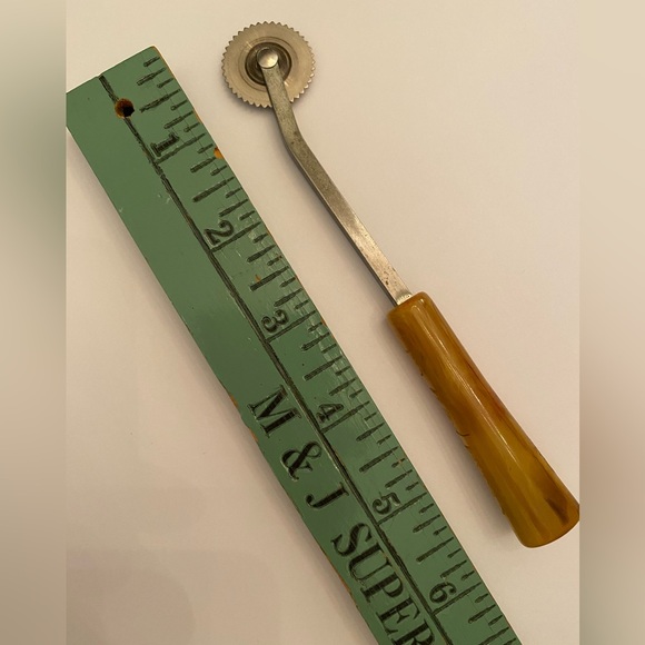 Vintage Griffin Pinking Shears, Tracing Wheel & Buttons - Picture 5 of 7